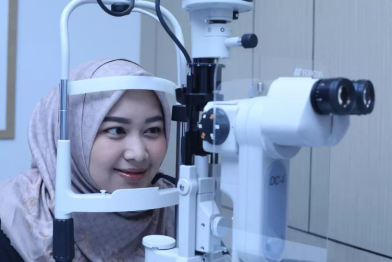 teknologi pemetaan kornea sebelum prosedur operasi LASIK mata.